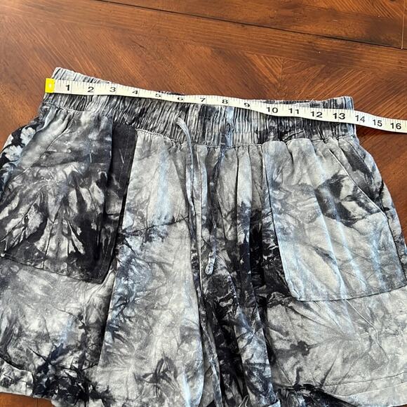 Royalty Gray Print Linen Blend Shorts Woman Size Small Tie Dye Cuffs Festival - Picture 5 of 8